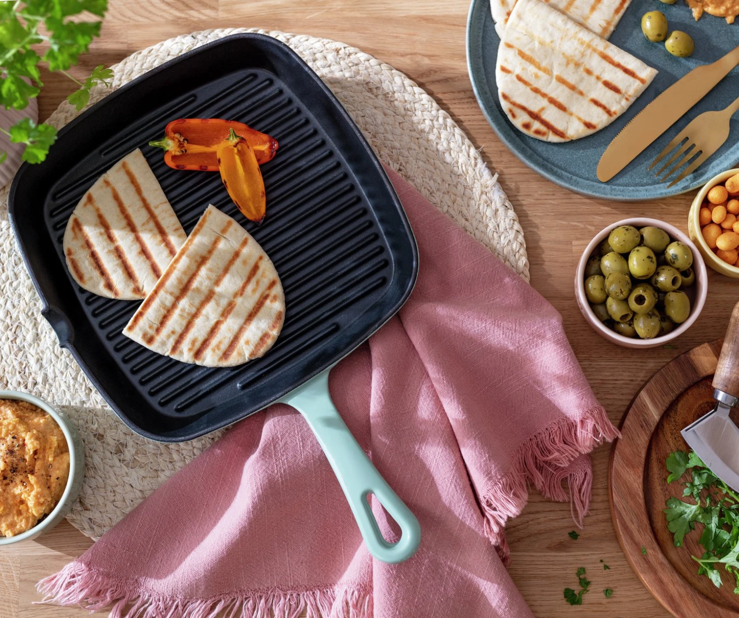 Habitat 23cm Cast Iron Griddle Pan - Sage Green 4 Habitat 23cm Cast Iron Griddle Pan - Sage Green - Image 2