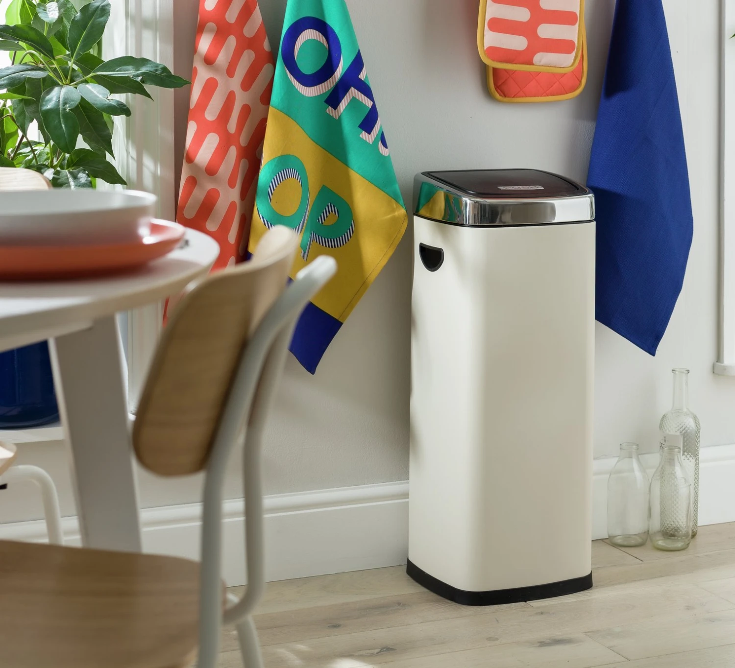 Habitat 30 Litre Square Touch Top Bin - Cream 4 Habitat 30 Litre Square Touch Top Bin - Cream - Image 2